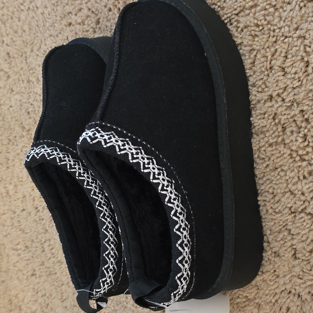 Platform Snow Clogs With Fur Inside. Black Size 9
